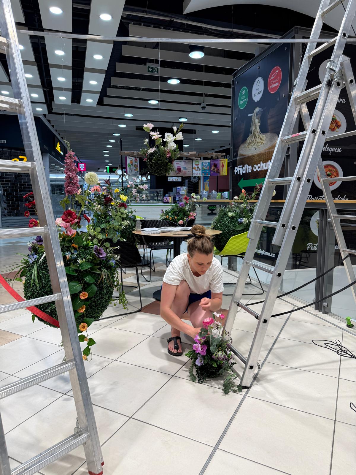 Příprava květinové instalace pro event